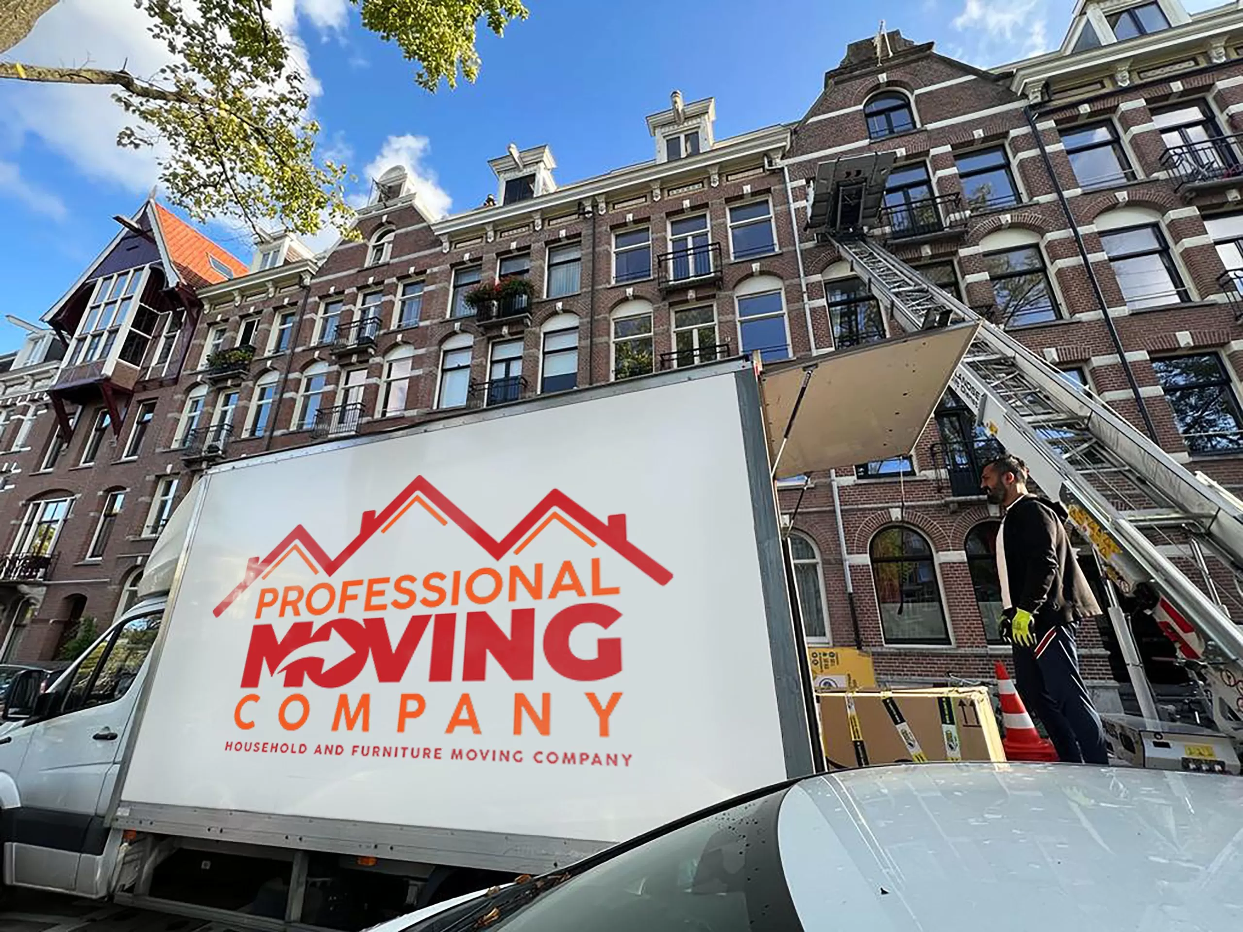 Verhuisbus in een Amsterdamse straat